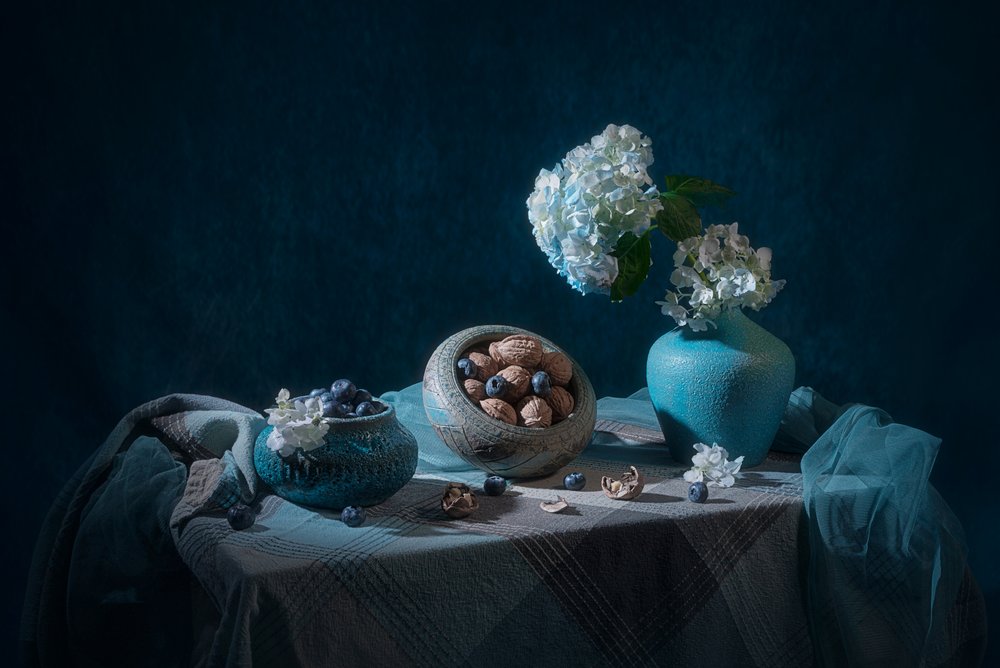Elegancka niebieska martwa natura autorstwa Lydia Jacobs