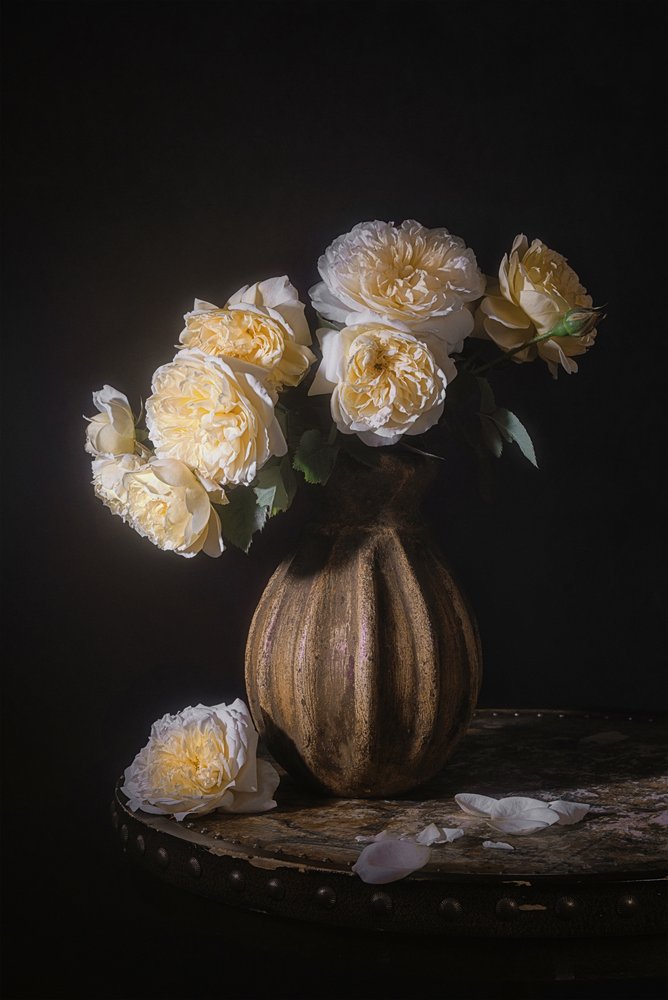 Elegancka martwa natura z różami autorstwa Lydia Jacobs