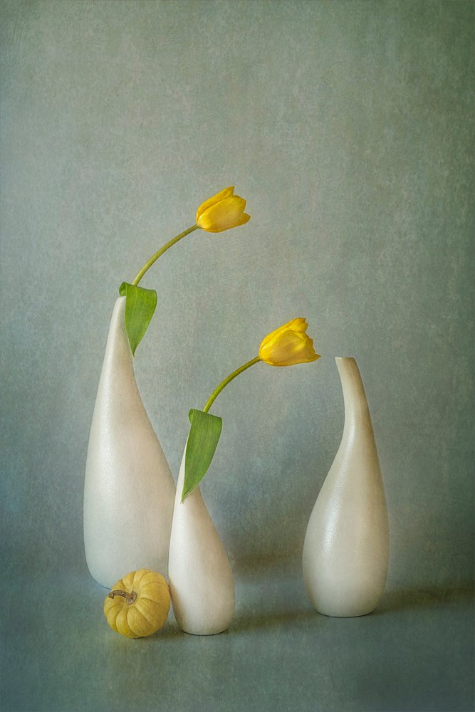 Elegancka martwa natura z żółtymi tulipanami autorstwa Lydia Jacobs