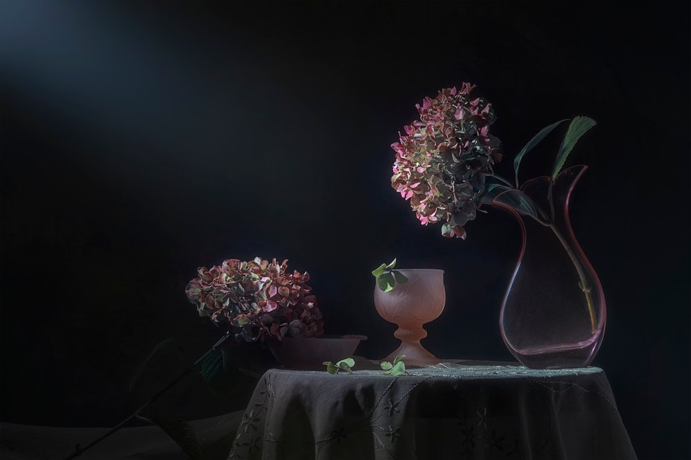 Martwa natura z hortensjami w stylu Moody’ego autorstwa Lydia Jacobs