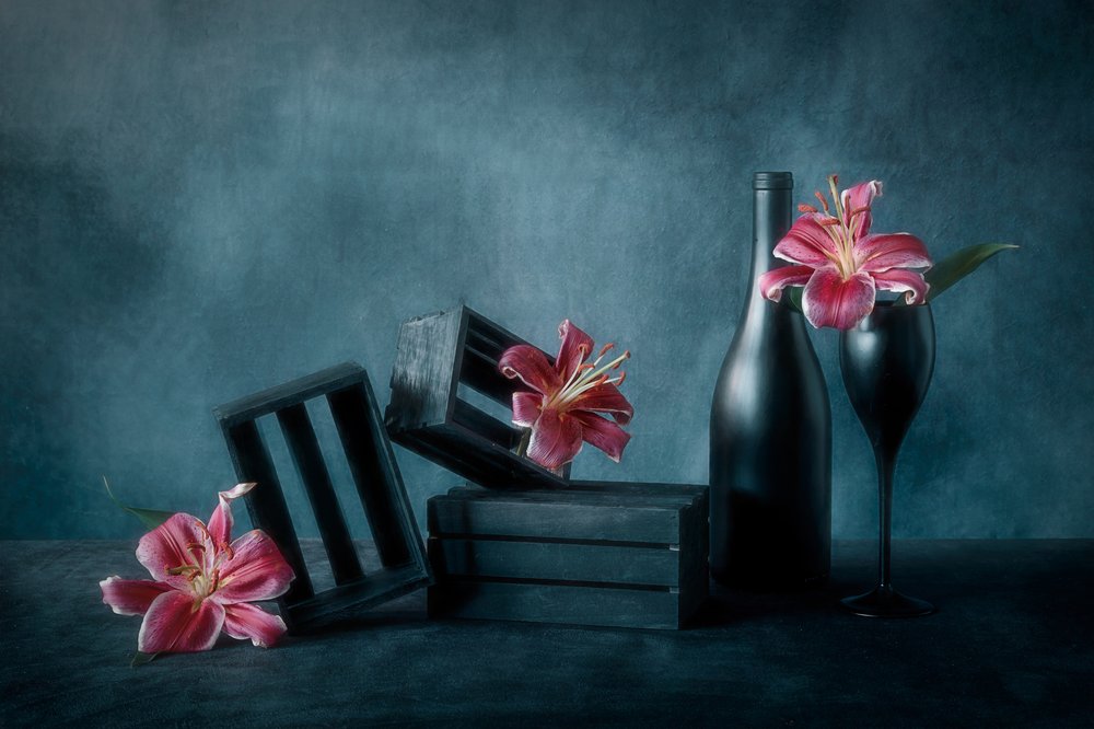 Wino „Moody” i lilie autorstwa Lydia Jacobs