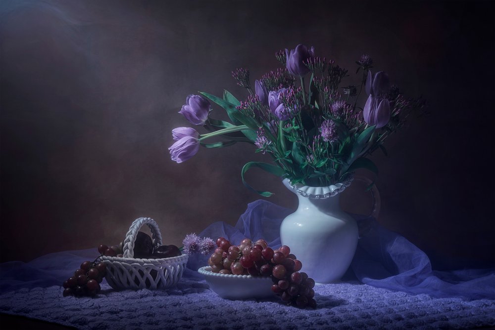 Martwa natura z fioletowymi tulipanami autorstwa Lydia Jacobs