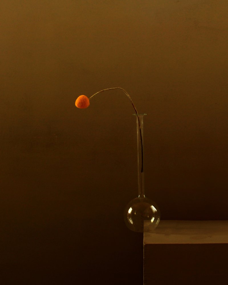 Minimalistyczny pomarańczowy kwiat autorstwa Margaret Halaby