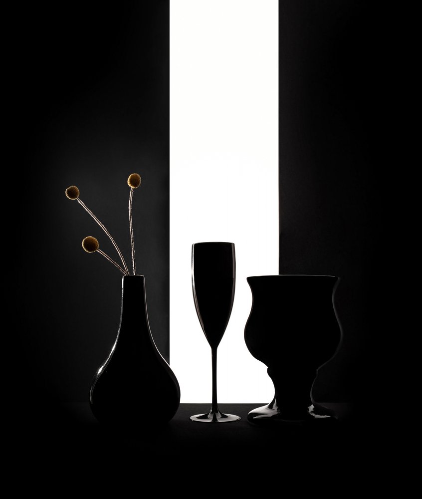 Ciemne, eleganckie sylwetki autorstwa Margareth Perfoncio