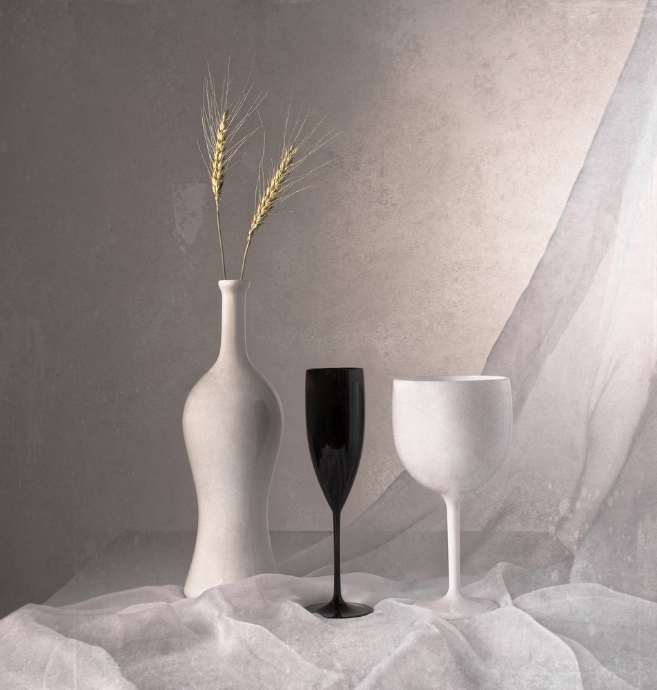 Elegancka monochromatyczna martwa natura autorstwa Margareth Perfoncio