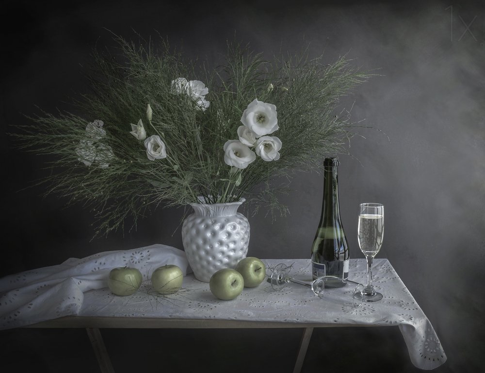 Kwiaty i szampan autorstwa Margareth Perfoncio