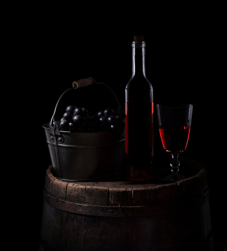 Wino i winogrona „Moody” autorstwa Margareth Perfoncio