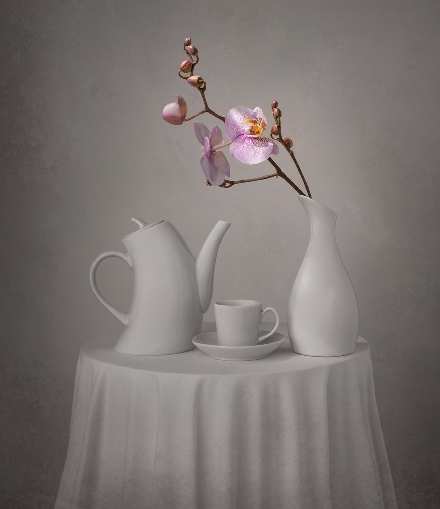 Czas na herbatę z różową orchideą autorstwa Margareth Perfoncio