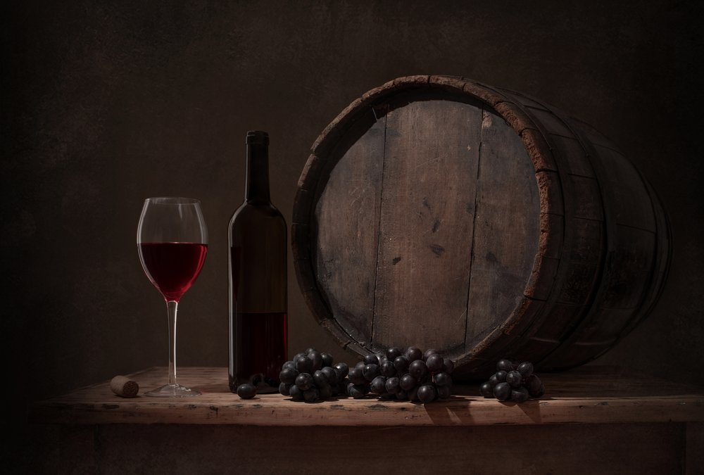 Rustykalna martwa natura z winem autorstwa Margareth Perfoncio