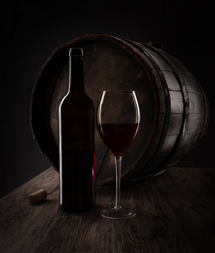Wino w rustykalnym stylu i beczka autorstwa Margareth Perfoncio