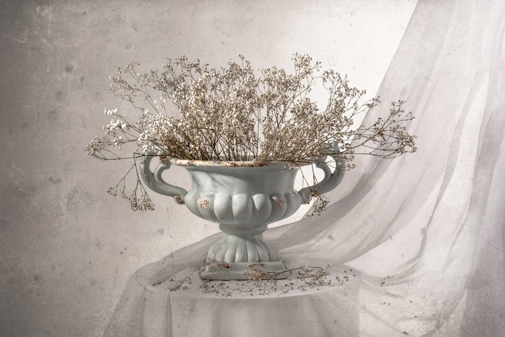 Martwa natura w stylu shabby chic z motywem kwiatowym autorstwa Margareth Perfoncio