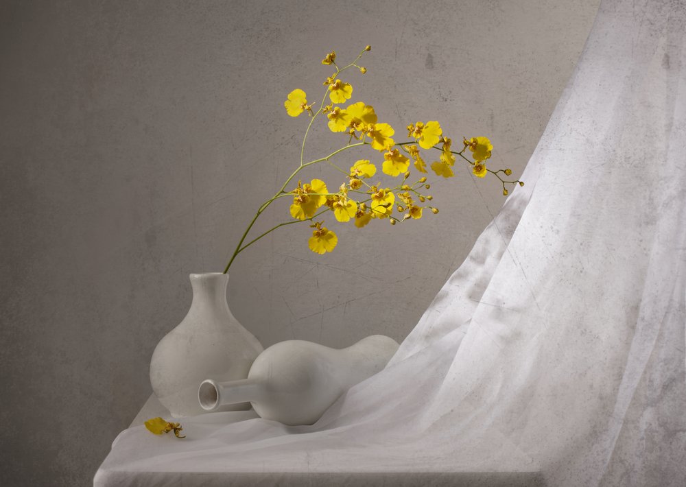 Martwa natura z żółtymi orchideami autorstwa Margareth Perfoncio