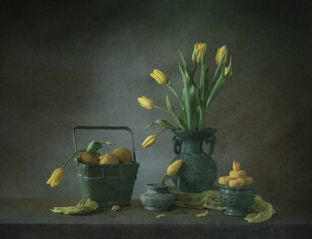 Złote tulipany i cytryny autorstwa May G