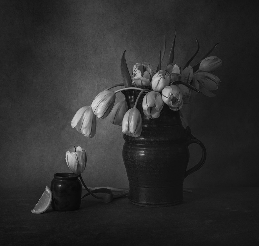 Martwa natura z nastrojowymi tulipanami autorstwa May G