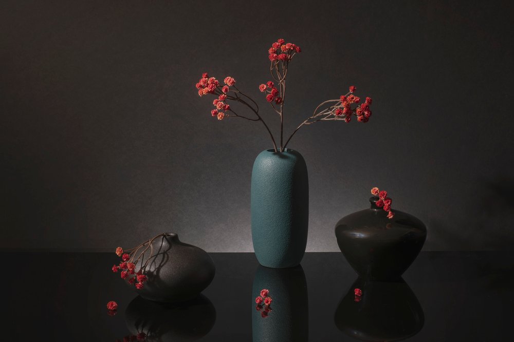 Elegancka martwa natura z czerwonymi jagodami autorstwa Ming Chen