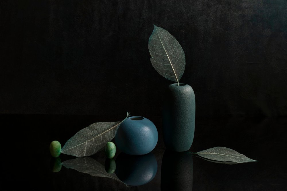 Elegancka martwa natura z niebieskimi wazonami autorstwa Ming Chen