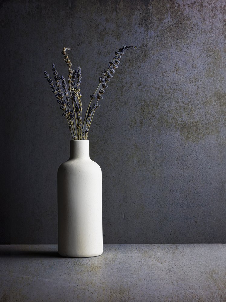 Minimalistyczna martwa natura z lawendą autorstwa Rob Ryan
