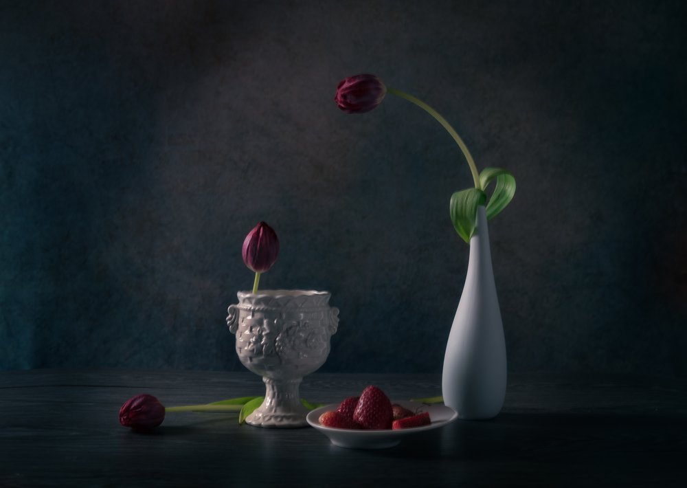 Melancholijne tulipany i truskawki autorstwa Rong Wei