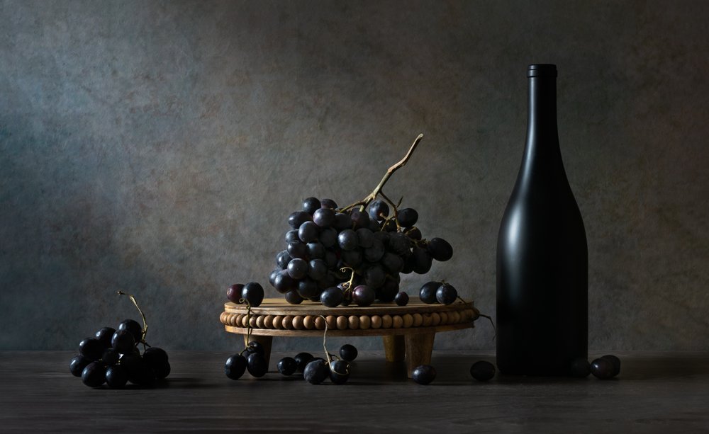 Ciemna butelka z motywem bogatych winogron autorstwa Rong Wei