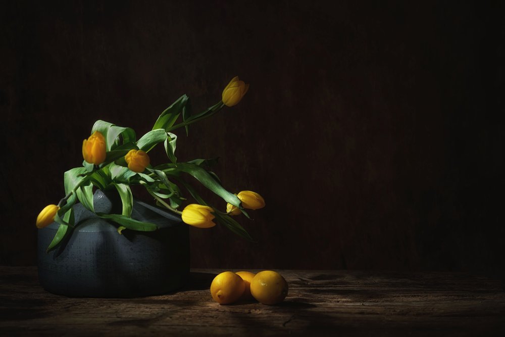 Martwa natura z żółtymi tulipanami w odcieniach Moody autorstwa Saskia Dingemans