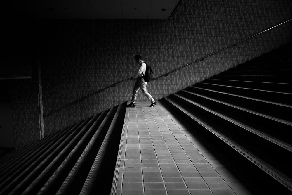 Mężczyzna na geometrycznych schodach autorstwa Satoshi Hata