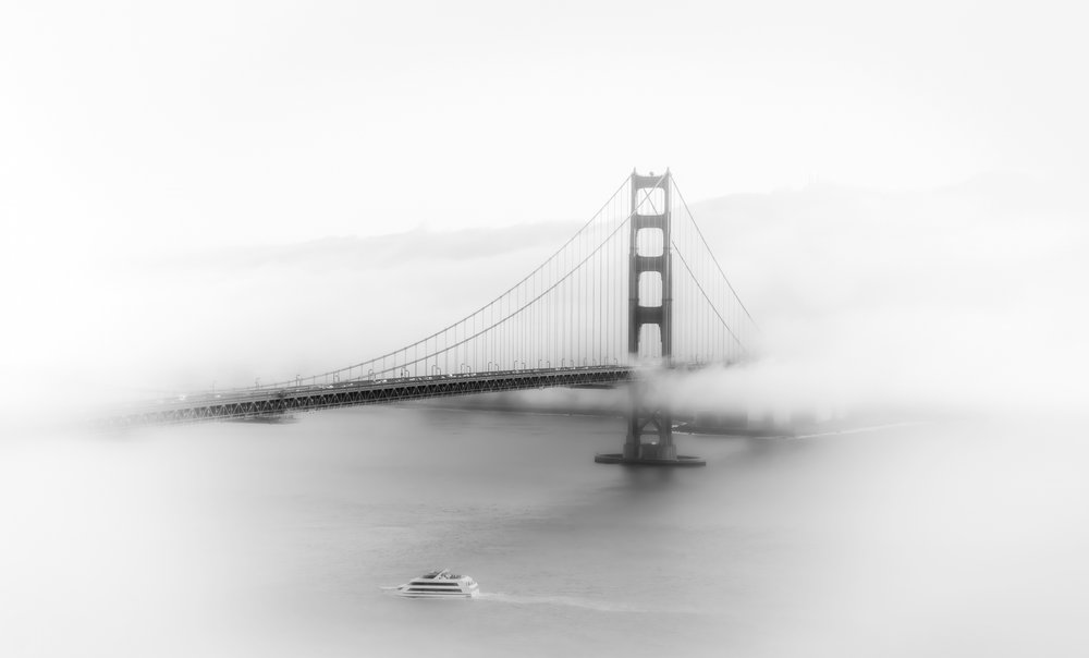 Zamglony most Golden Gate autorstwa Songhu Yan