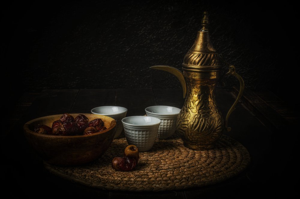Kawa arabska i daktyle autorstwa Yasmin Elsharma