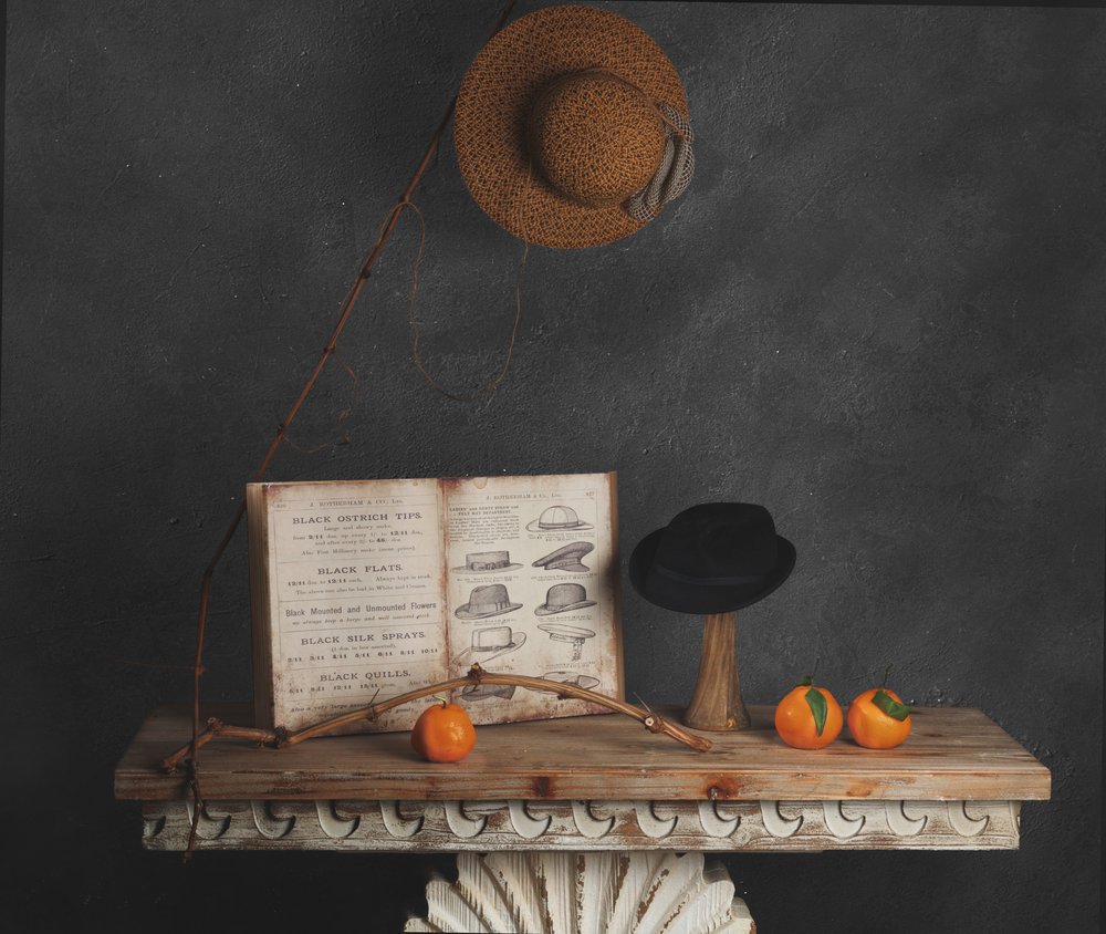 Martwa natura z kapeluszem w stylu vintage autorstwa chenyi wang