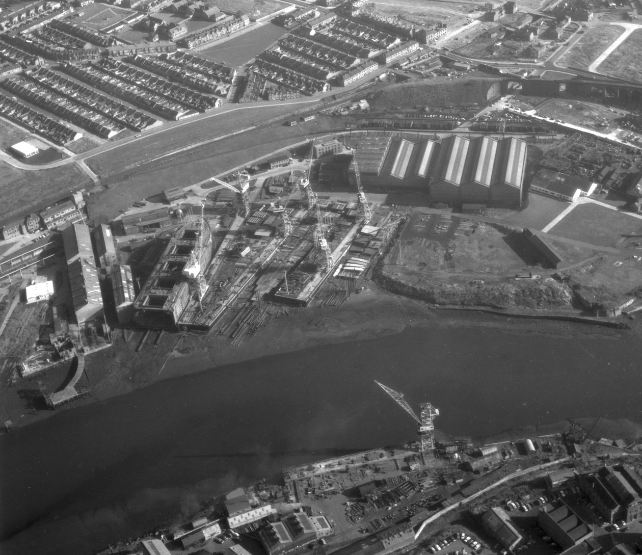 Widok z lotu ptaka stoczni Southwick pokazujący statki w budowie, w tym Nicola, pierwszy SD14, Sunderland, 11 października 1967 (zdjęcie bw) autorstwa Unbekannt Unbekannt