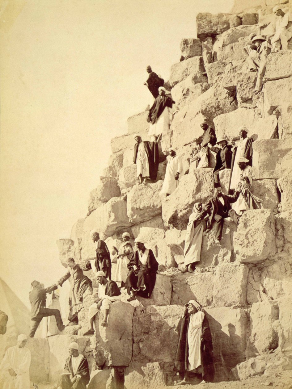 Arabowie pomagający turystom wspinać się na piramidy w Gizie, ok. 1850 (zdjęcie w sepii) autorstwa Unknown