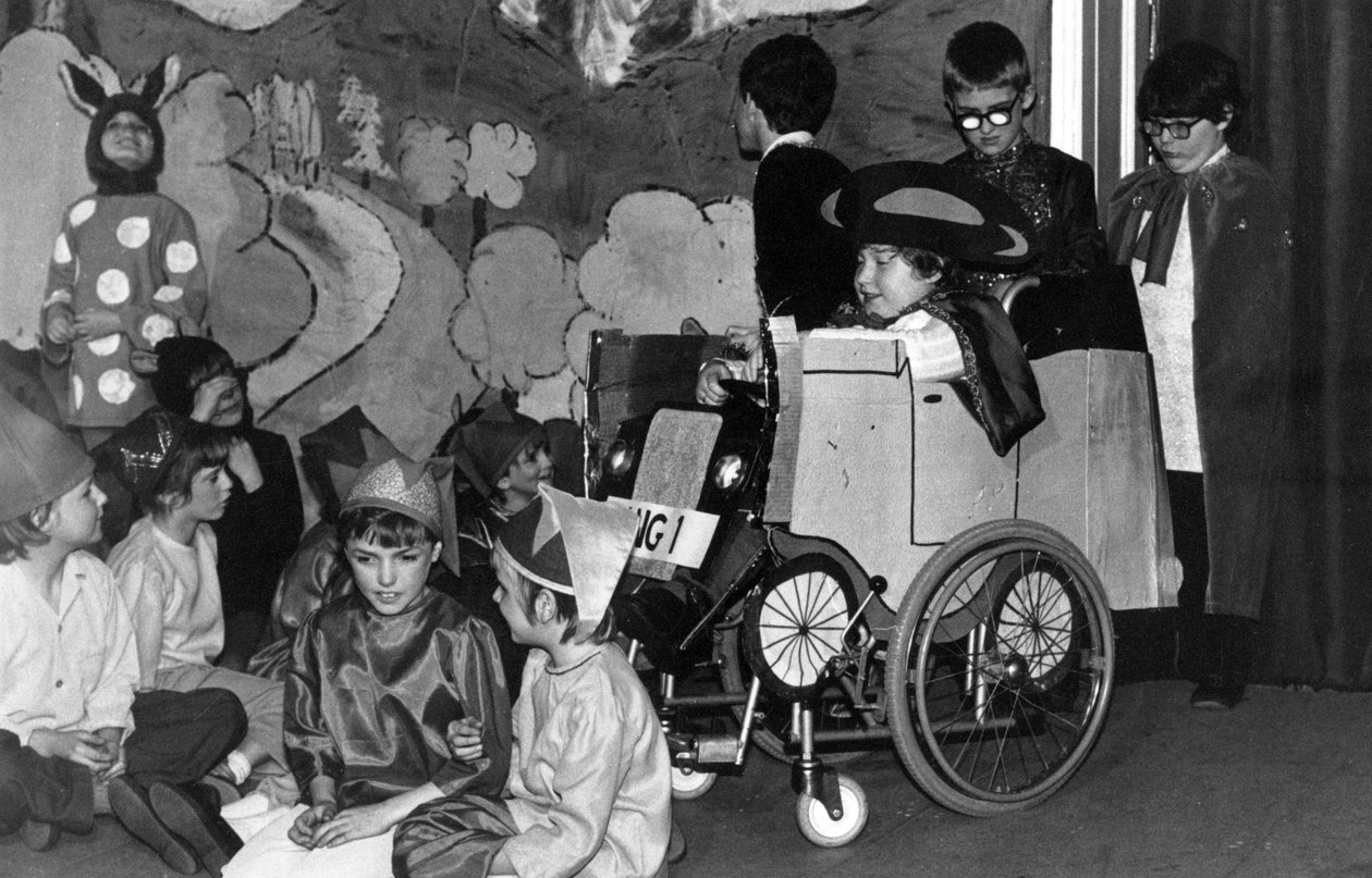 Dzieci występujące w przedstawieniu szkolnym w Royal Victoria School for the Blind, prawdopodobnie w szopce, Newcastle upon Tyne, Wielka Brytania, 1982 (bw photo) autorstwa Unbekannt Unbekannt