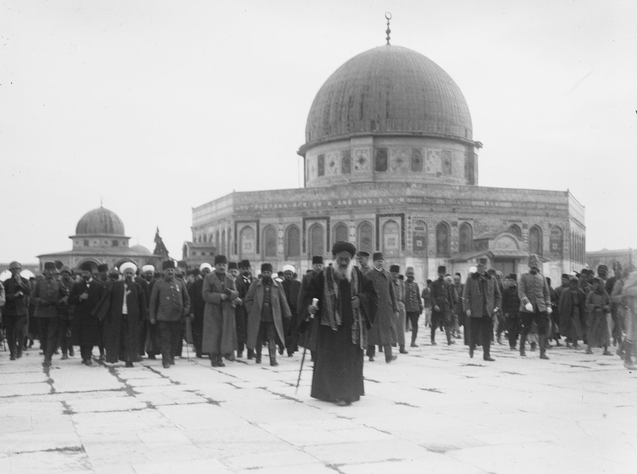 Enver Pasza i Dżamal (Cemal) Pasza zwiedzają Kopułę na Skale, Jerozolima, 1916 (zdjęcie bw) autorstwa Unbekannt Unbekannt