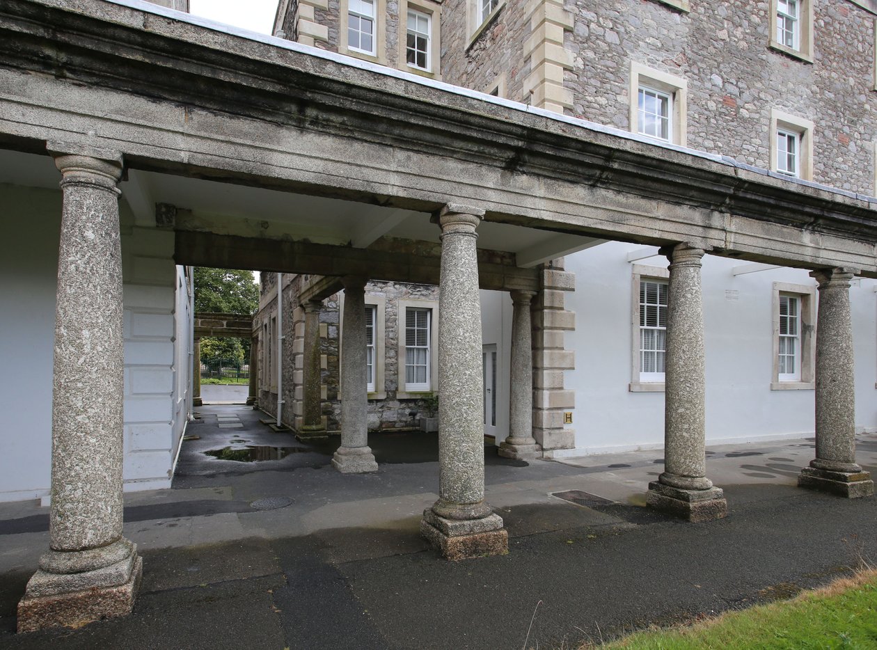 Granitowe kolumny kolumnady bloku Trafalgar dawnego Royal Naval Hospital, Plymouth autorstwa Unbekannt Unbekannt