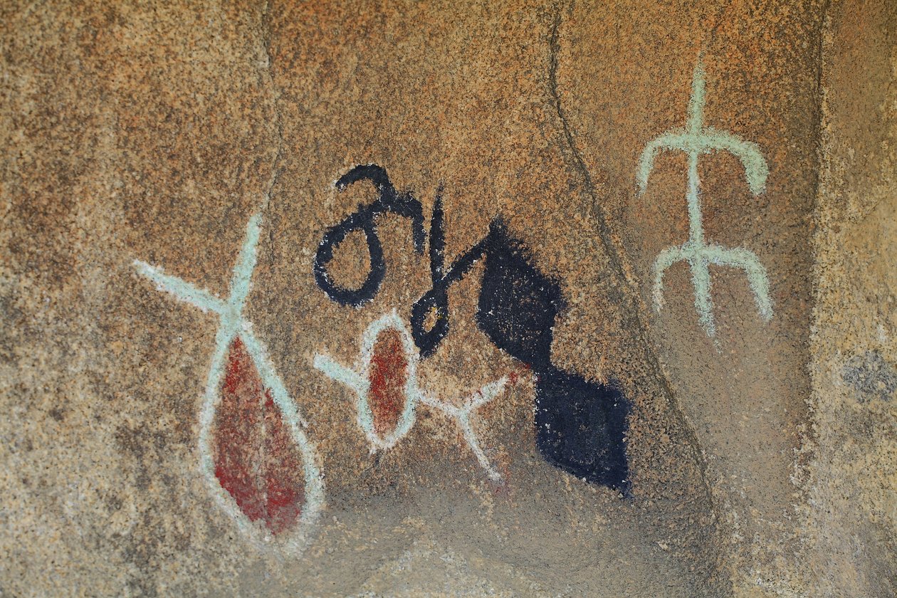 Indyjskie petroglify Ameryki Północnej. Obraz dodany w latach 50. do kręcenia westernu. Park Narodowy Joshua Tree, Kalifornia, USA. Kultura Indian Ameryki Północnej autorstwa Unknown
