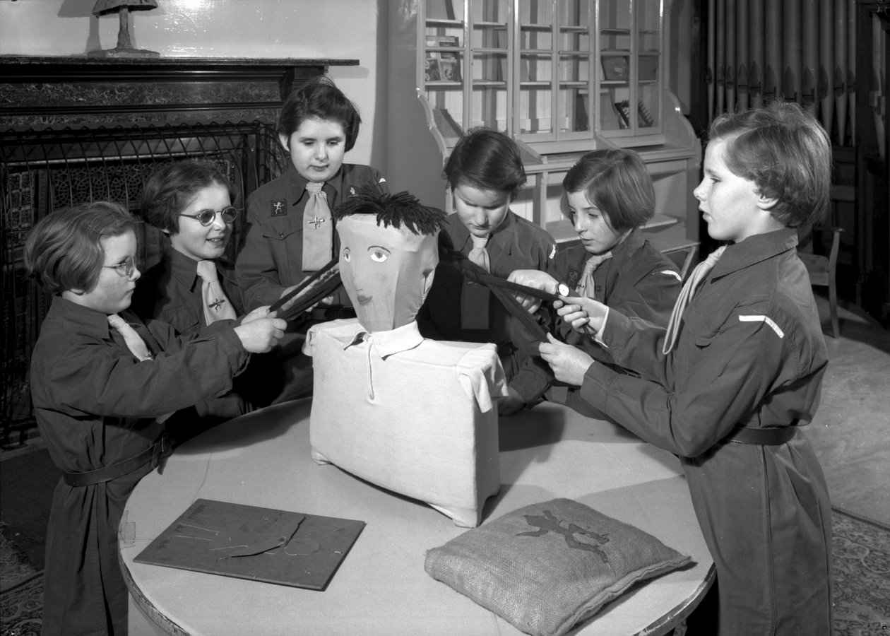 Członkowie grupy Brownie z Królewskiej Wiktoriańskiej Szkoły dla Niewidomych pracują razem, Newcastle upon Tyne, Wielka Brytania, styczeń 1962 (zdjęcie bw) autorstwa Unbekannt Unbekannt