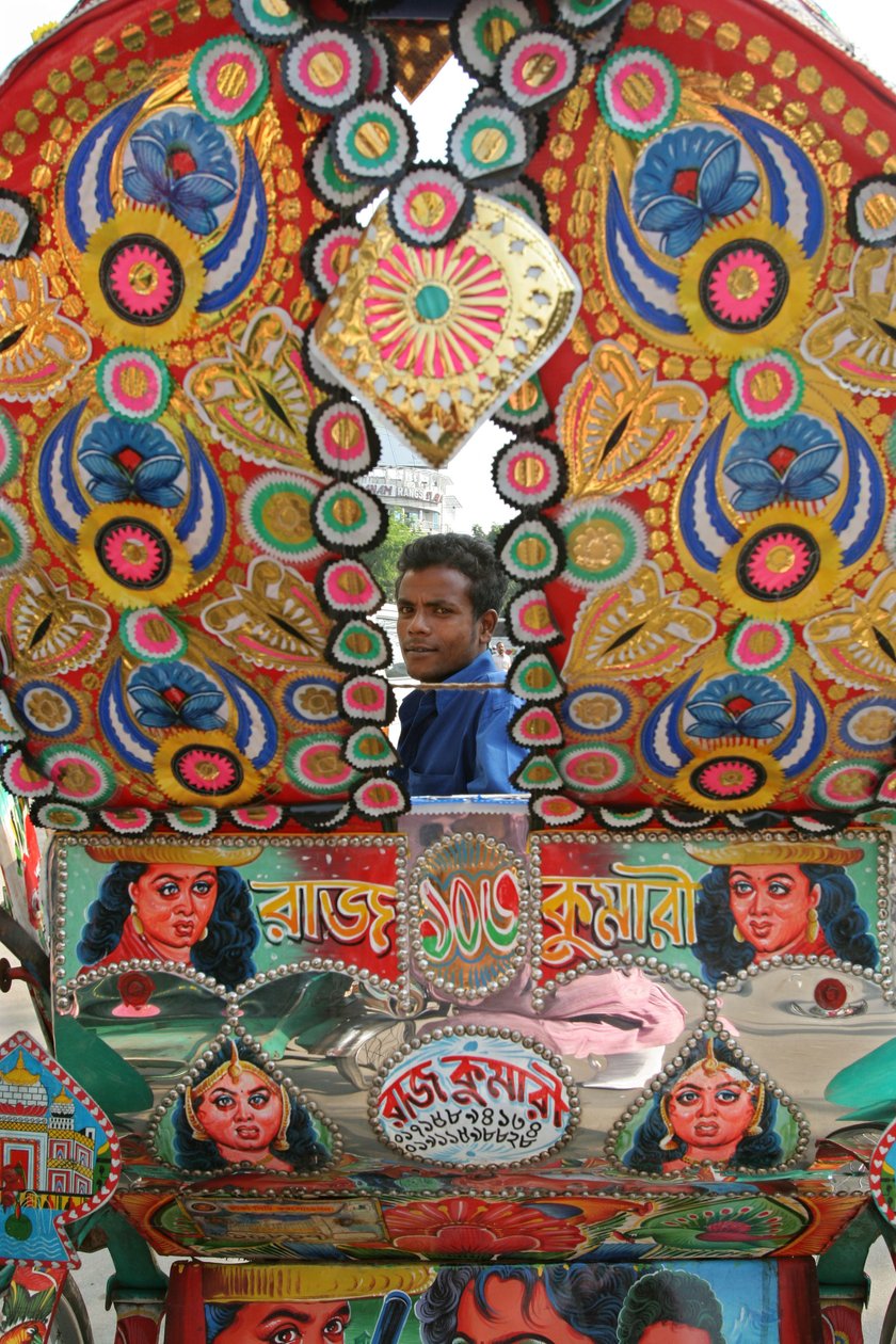 Riksze są powszechnym środkiem transportu w Bangladeszu. Zdobienie rikszy to popularna i unikalna forma sztuki. Zazwyczaj obrazy są wybierane przez producenta. Zdjęcia z filmów lub religijnych a autorstwa Unknown