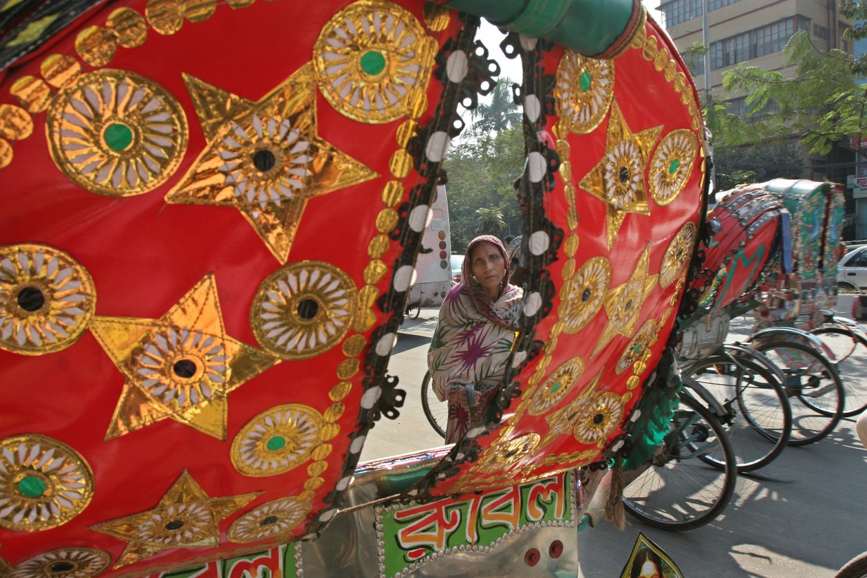 Riksze są powszechnym środkiem transportu w Bangladeszu. Zdobienie rikszy to popularna i unikalna forma sztuki. Zazwyczaj obrazy są wybierane przez producenta. Zdjęcia z filmów lub religijnych a autorstwa Unknown