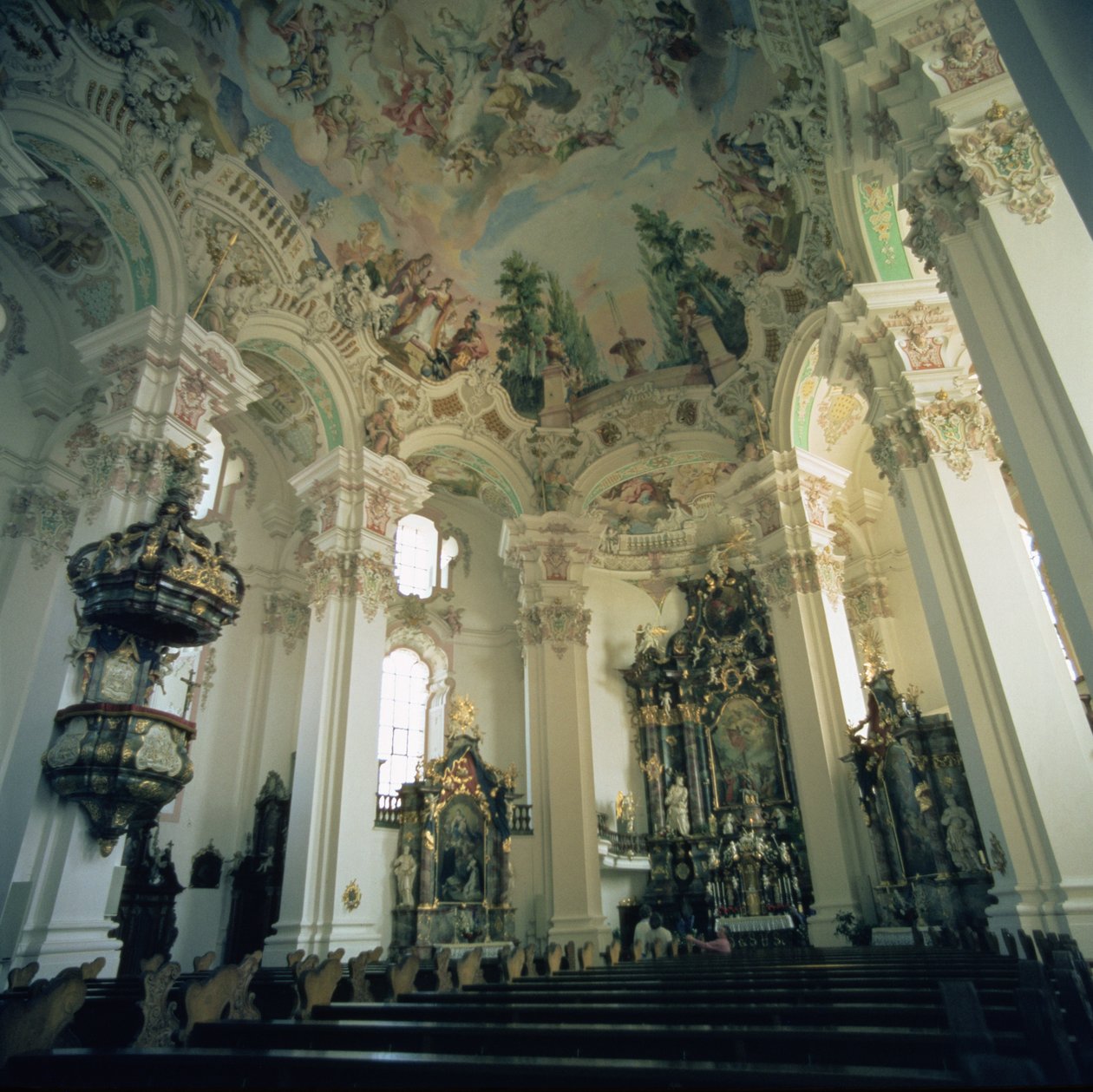 Rokokowe wnętrze kościoła, rozpoczęte w 1727 r. autorstwa Unknown