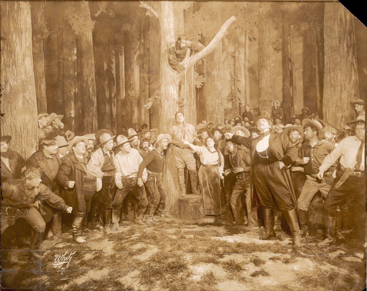Scena z La fanciulla del West Pucciniego (1858-1924), 1910 (zdjęcie w sepii) autorstwa Unknown