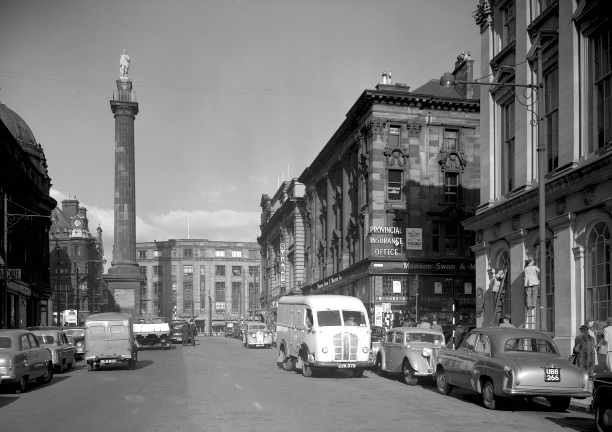 Widok patrząc w górę Gray Street w kierunku Grays Monument, Newcastle upon Tyne, październik 1955 (zdjęcie bw) autorstwa Unbekannt Unbekannt