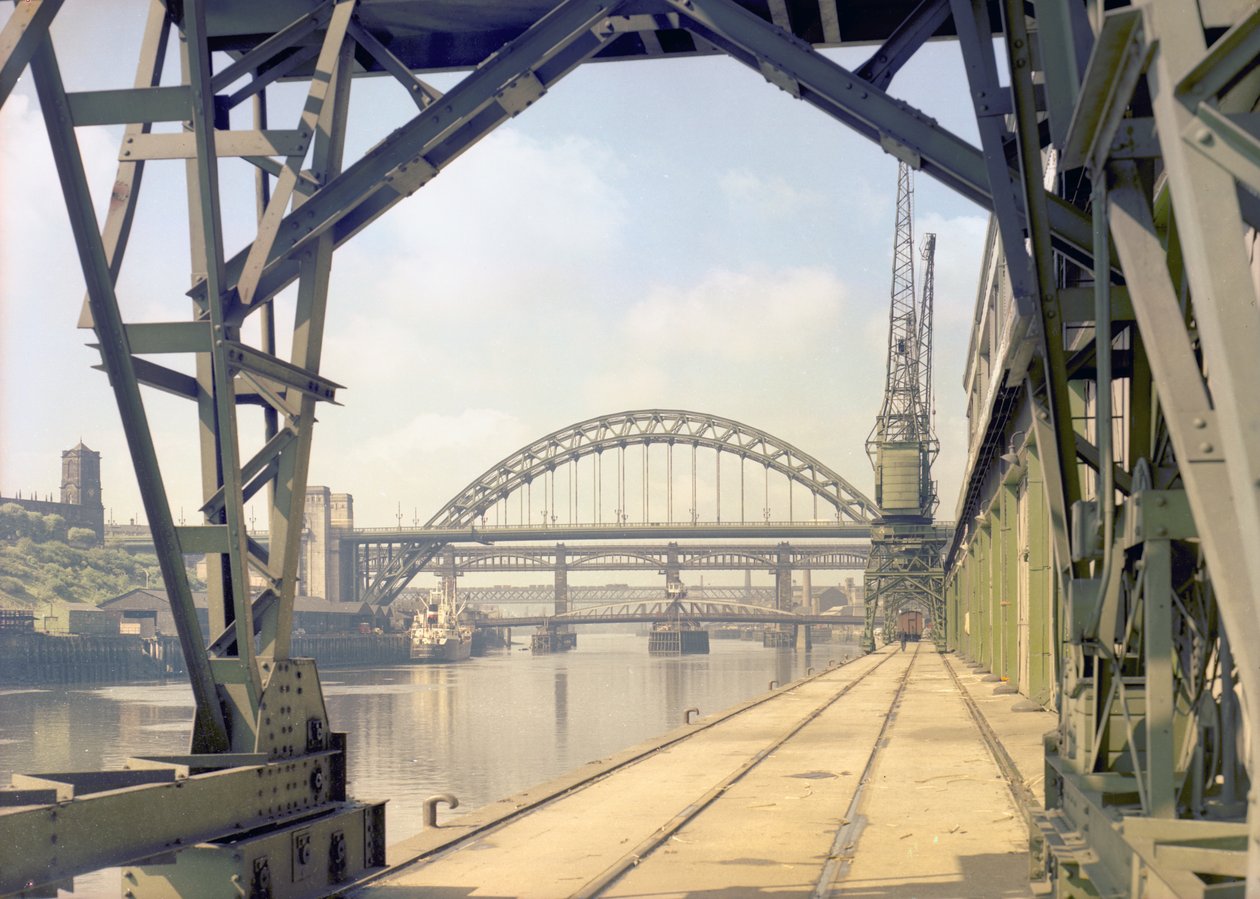 Widok mostu Tyne od strony nabrzeża, Newcastle upon Tyne, lipiec 1960 (zdjęcie kolorowe) autorstwa Unbekannt Unbekannt