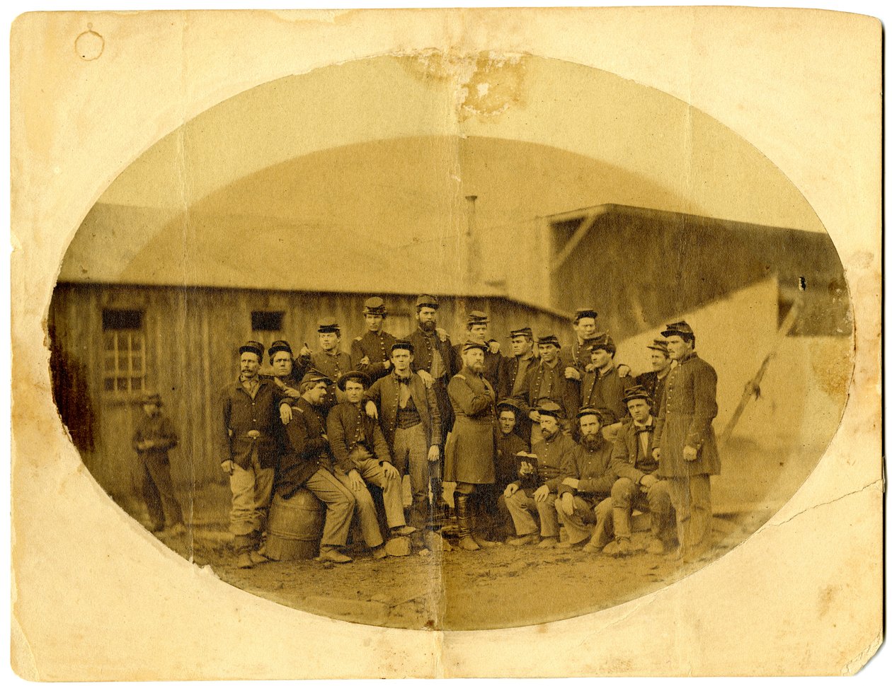 Owalne zdjęcie oficera Unii (prawdopodobnie Alba M. Tucker) w otoczeniu swojego personelu w Louisville, Ky. (zdjęcie w sepii) autorstwa American Photographer