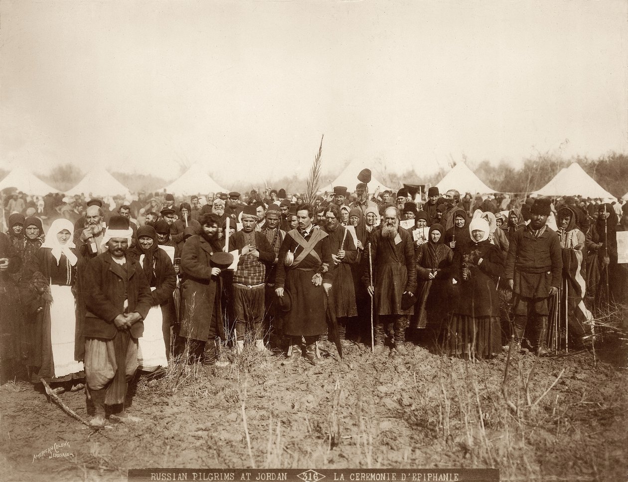 Rosyjscy pielgrzymi nad Jordanem przygotowujący się do uroczystości Objawienia Pańskiego, 1898-1911 autorstwa American Photographer