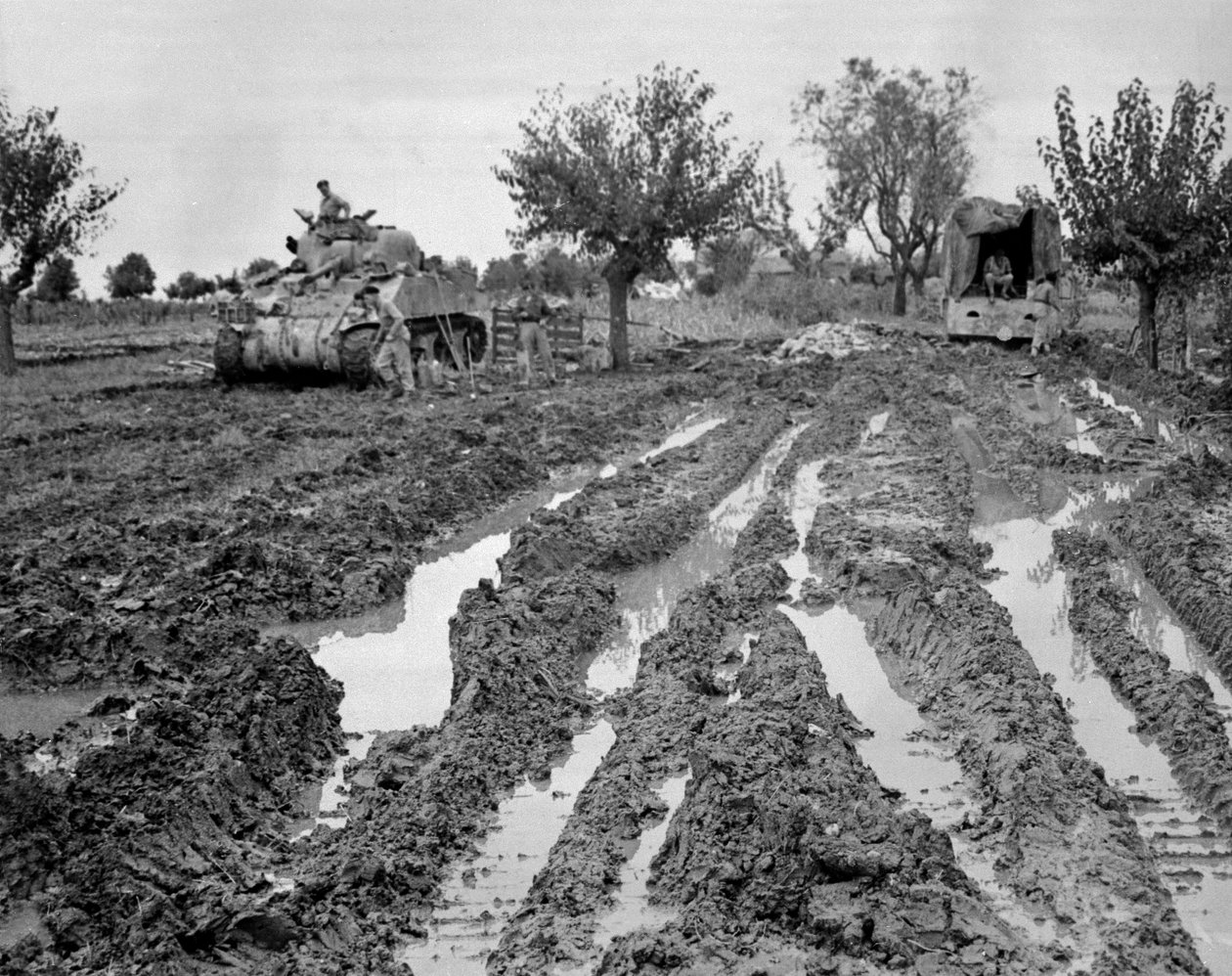 Czołg Sherman i ciężarówka w błotnistym terenie, Włochy, ok. 1943-45, z kolekcji 650 fotografii opracowanej przez Stowarzyszenie Komandosów autorstwa American Photographer