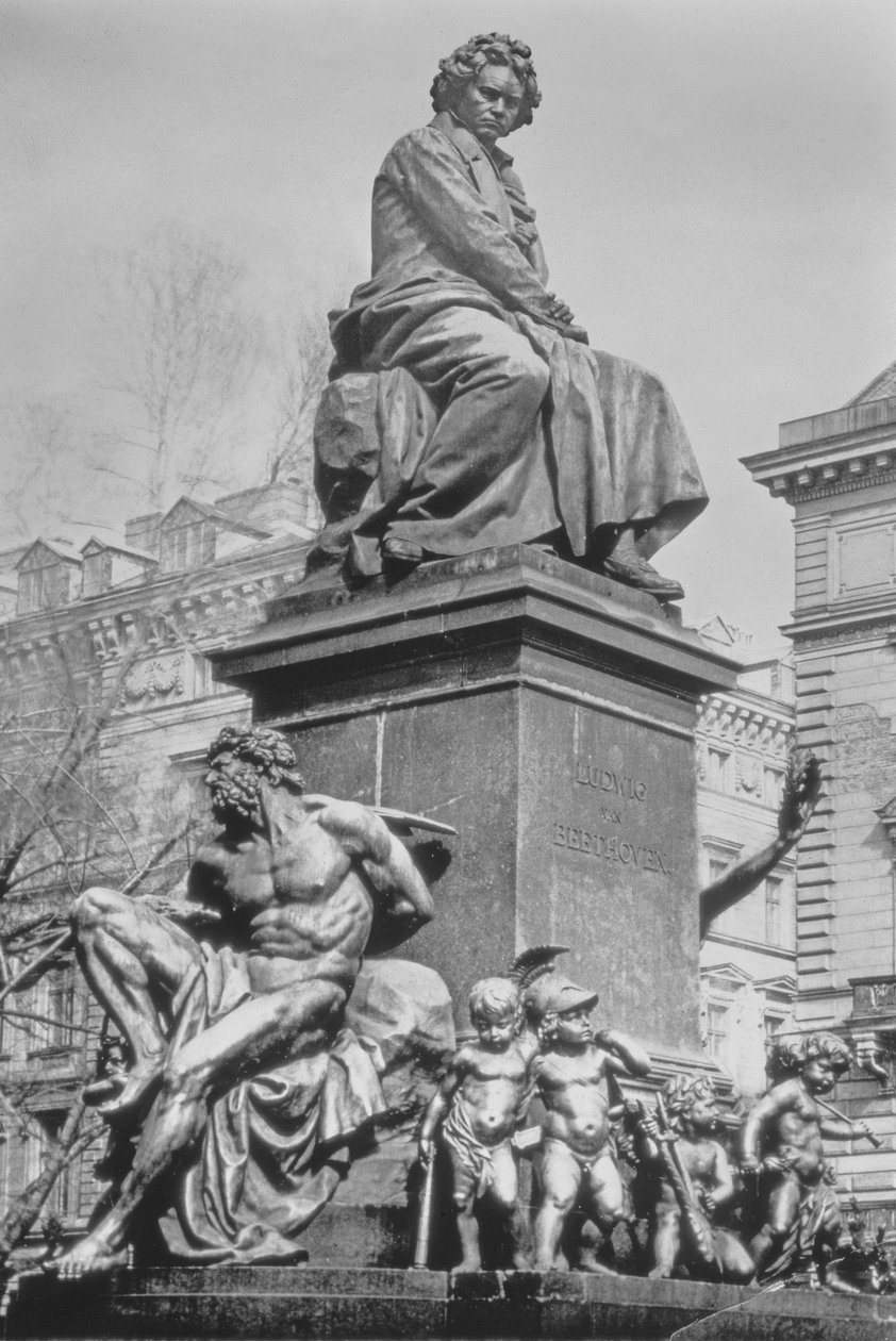 Pomnik Ludwiga van Beethovena, kompozytora siedzącego na postumencie nad postaciami nawiązującymi do IX Symfonii, autorstwa Kaspara Rittera von Zumbuscha (1830-1915), 1880 (brąz) autorstwa Austrian School