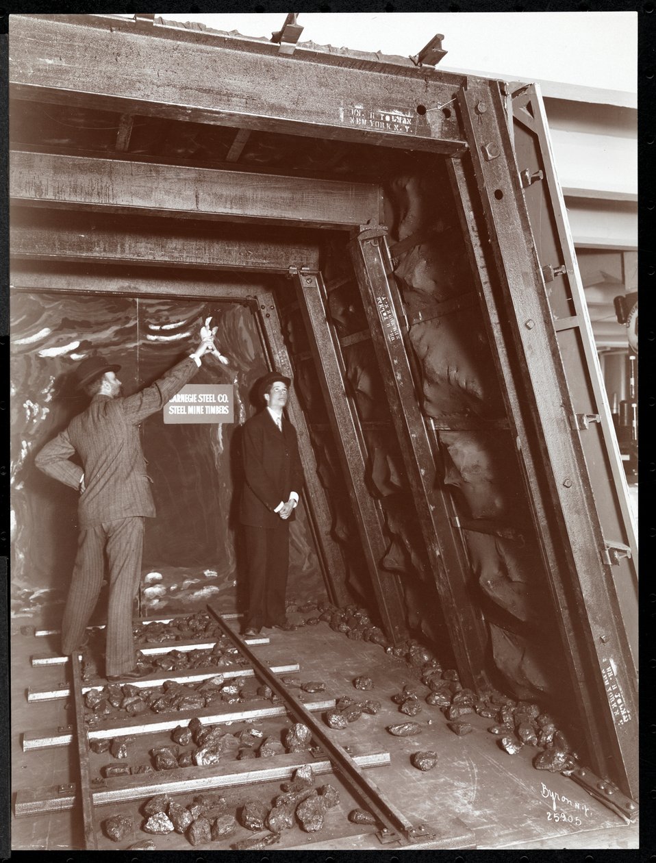 Ekspozycja szybu kopalnianego z wykorzystaniem stalowych belek kopalnianych przez Carnegie Steel Co. w Muzeum Urządzeń Bezpieczeństwa Amerykańskiego Instytutu Opieki Społecznej, Nowy Jork, 1908 (srebrny odbitka żelatynowa) autorstwa Byron Company
