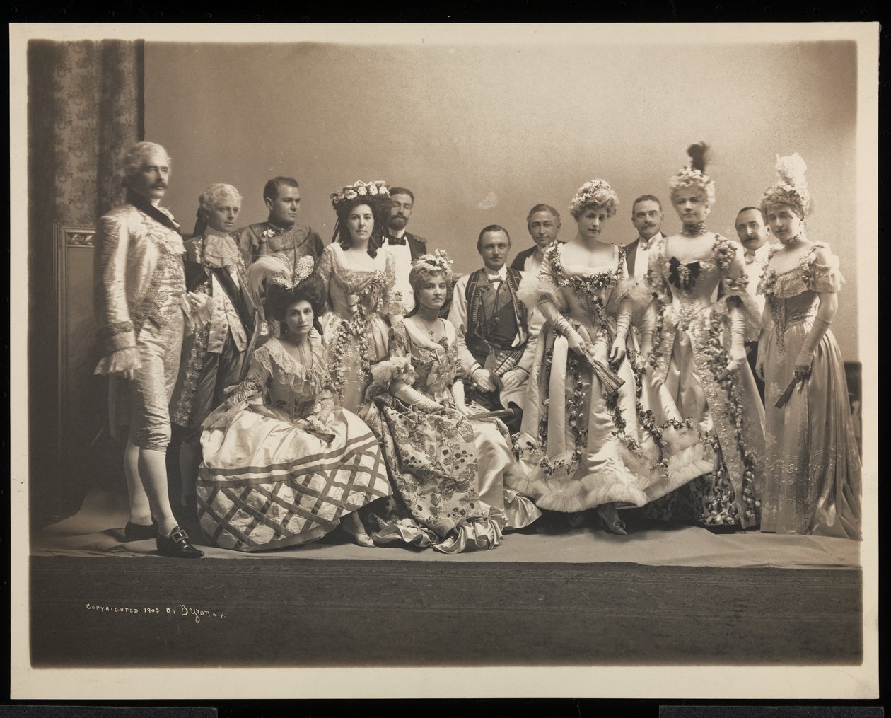 Portret grupowy, w tym Edmund Lincoln Baylies (siedzący w środku) i Ruth Payson (pani EL) Baylies (stojąca trzecia od prawej) na James Hazen Hyde Ball, Nowy Jork, 31 stycznia 1905 (srebrna żelatyna autorstwa Byron Company