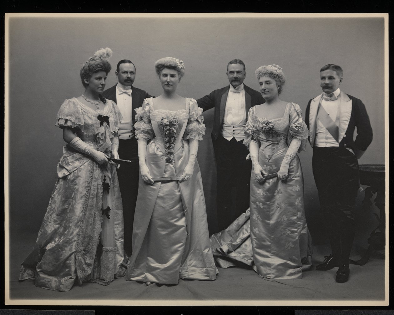 Portret grupowy Pani Douglas Robinson, Franklin Plumer, Panna Pauline Riggs, Pan Charles Munn, Pani Garrick Riggs i Pan Frederick Weeks na balu James Hazen Hyde, Nowy Jork, 31 stycznia 1905 (sil autorstwa Byron Company