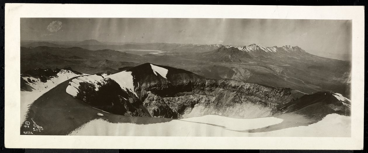 Panoramiczny widok z góry na pasmo ośnieżonych gór i coś, co wydaje się być krawędzią wulkanu, prawdopodobnie na lub w pobliżu Kanału Panamskiego, 1913 (odbitka żelatynowa) autorstwa Byron Company