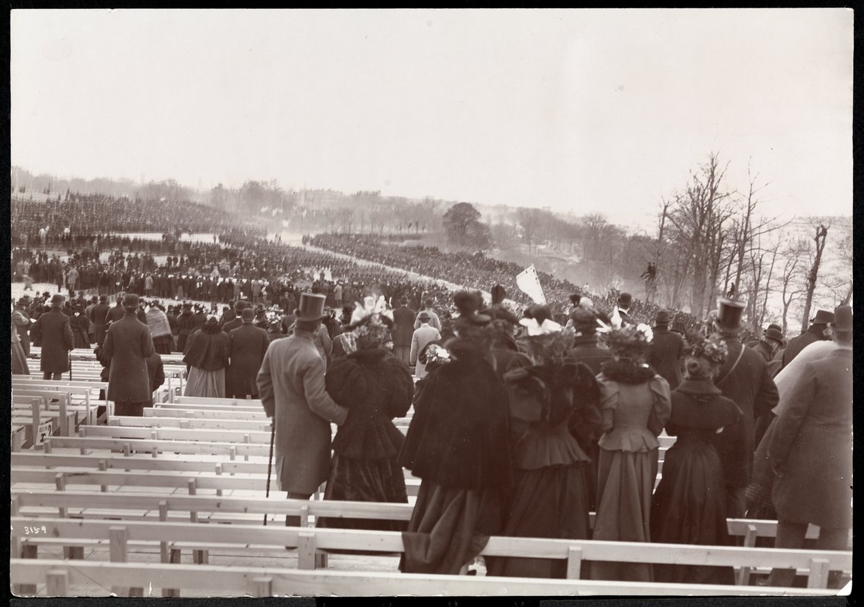 Widok z bleecherów na tłum i procesję związaną z poświęceniem grobu Granta na Riverside Drive, prawdopodobnie 27 kwietnia 1897 r., Nowy Jork (odbitka żelatynowa) autorstwa Byron Company